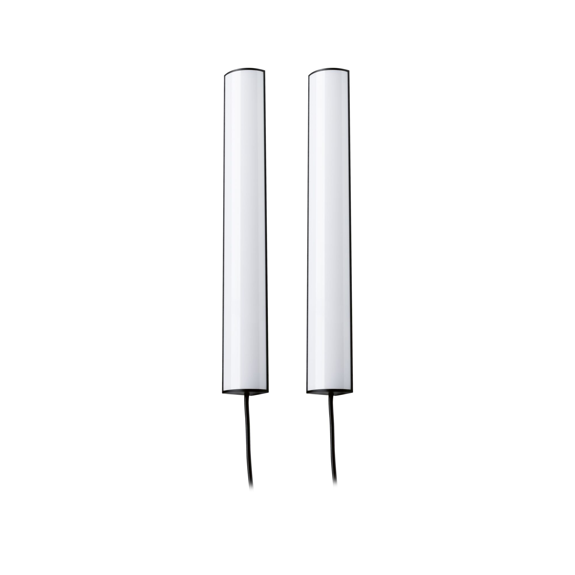 Zwei schlanke weiße LED-Lichtleisten mit schwarzem Kabel für moderne Raumbeleuchtung