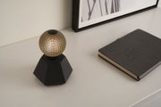 Lampe de table moderne avec base noire et motif à points dorés, éclairage LED décoratif