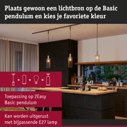 Moderne zwarte metalen kooilampen met warm licht boven keukeneiland in woonruimte