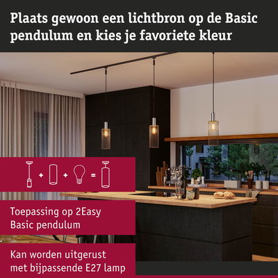Moderne Basic Pendulum hanglampen met zwarte metalen kooi boven een keuken eiland met houten werkblad