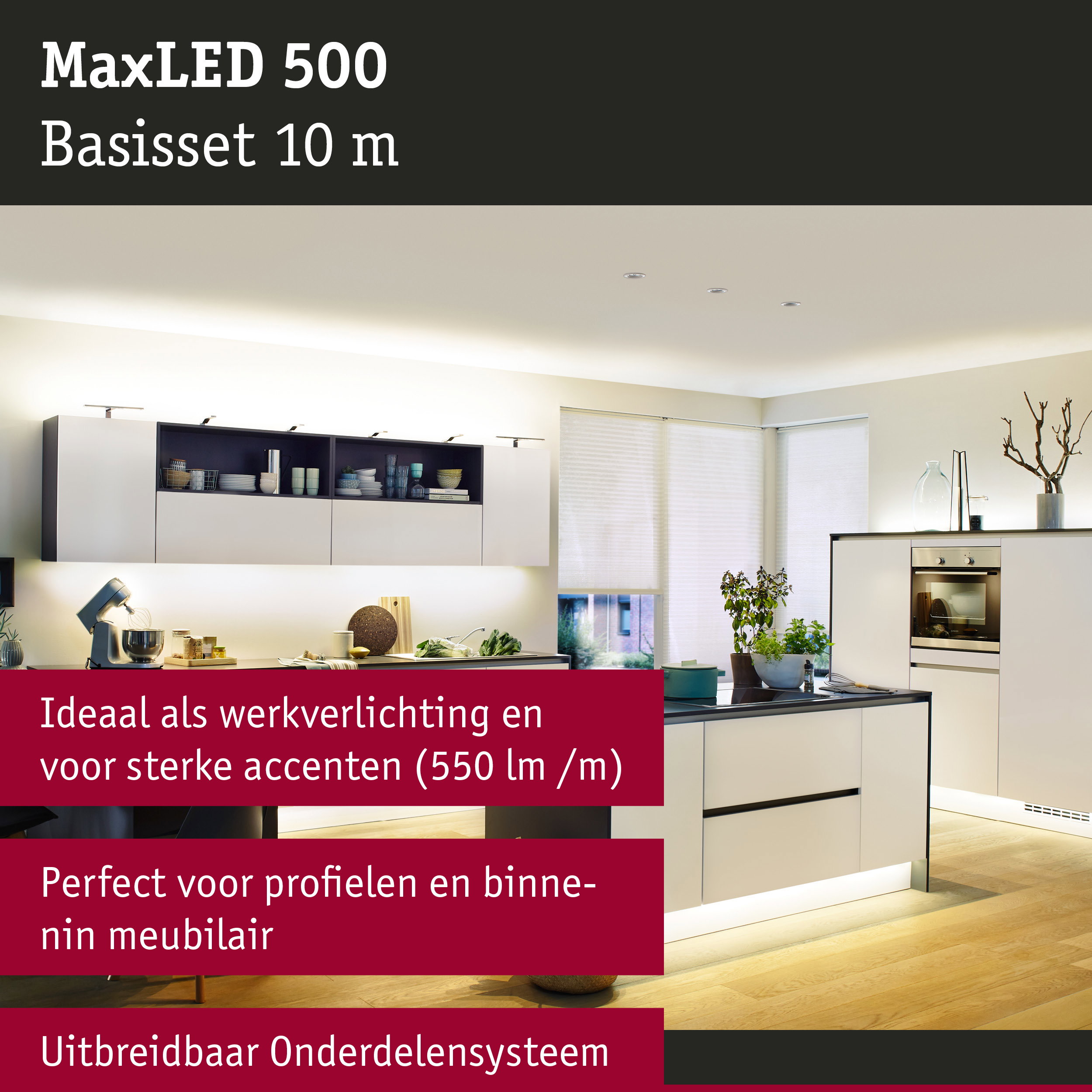 Moderne witte keuken met LED-verlichting onder kasten en aan het plafond voor accenten