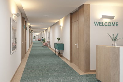 Couloir moderne avec tapis vert, boiseries et appliques murales blanches pour éclairage hôtelier.