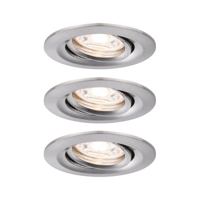 Trois spots encastrés ronds en aluminium brossé argenté avec lumière blanche chaude pour intérieur