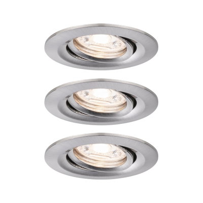 Trois spots encastrés ronds en aluminium brossé argenté avec lumière blanche chaude pour intérieur