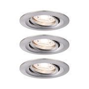 Drei runde Einbaustrahler aus gebürstetem Aluminium in Silber mit warmweißem Licht für Innenräume