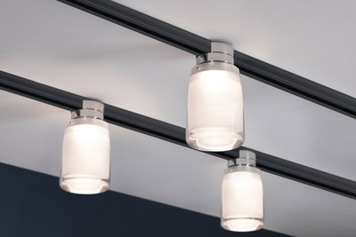 Moderne plafondlamp met drie witte glazen lampen aan zwarte rails voor stijlvolle verlichting