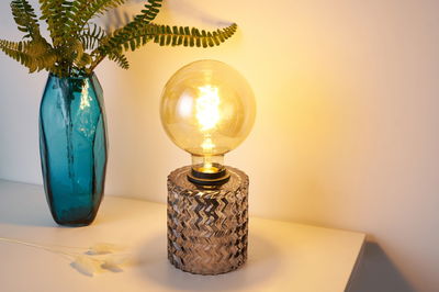 Bordlampe med røgfarvet glasfod og stor varm hvid LED-pære til hyggelig belysning