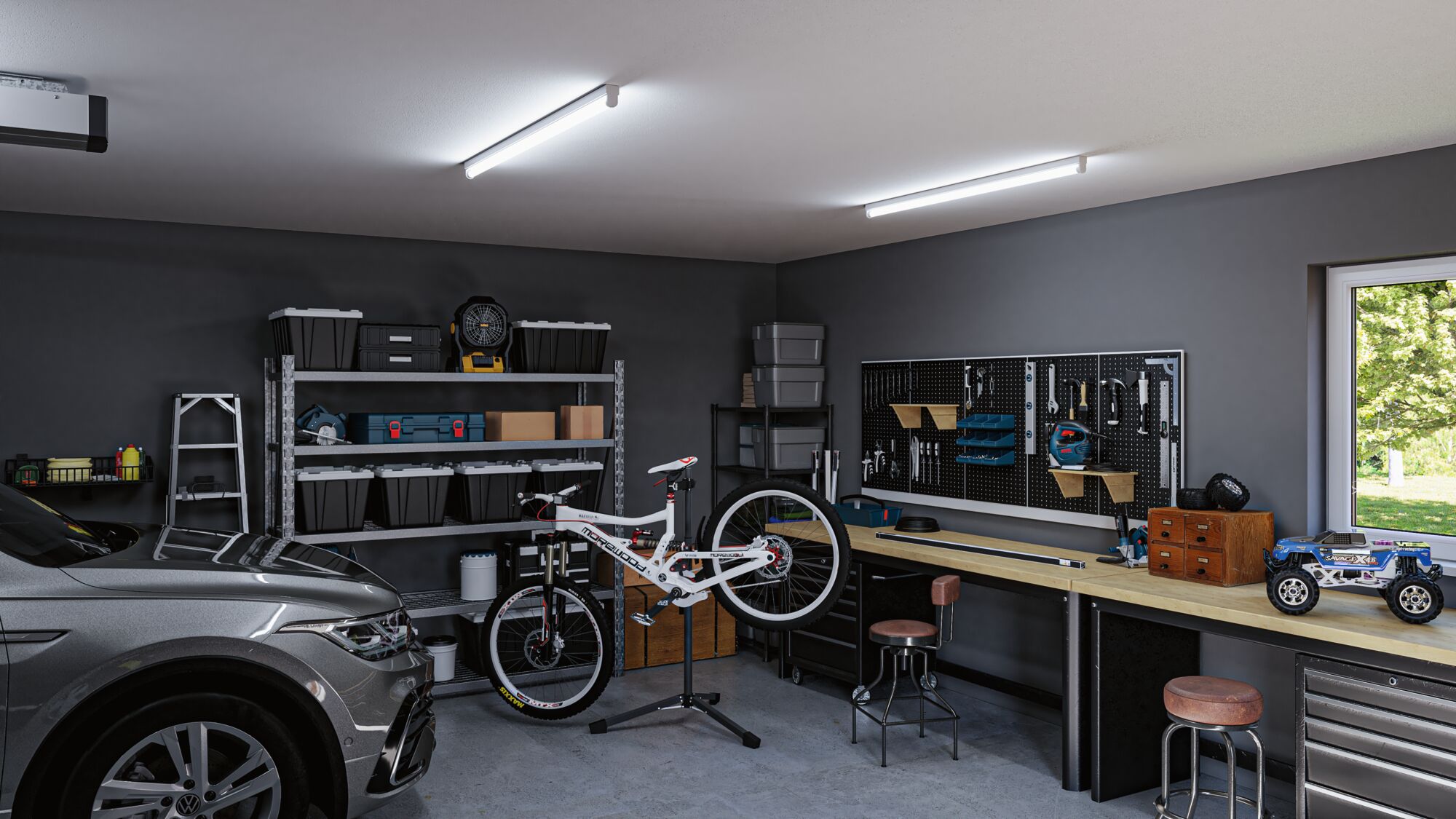 Moderne Garage mit grauem Auto, weißem Fahrrad auf Ständer und Werkbank mit Werkzeugwand und LED-Deckenleuchten