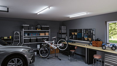 Moderne garage met grijze auto, witte fiets op standaard, werkbank met gereedschapsbord en LED-plafondlampen
