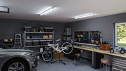 Moderne Garage mit grauem Auto, weißem Fahrrad auf Ständer und Werkbank mit Werkzeugwand und LED-Deckenleuchten