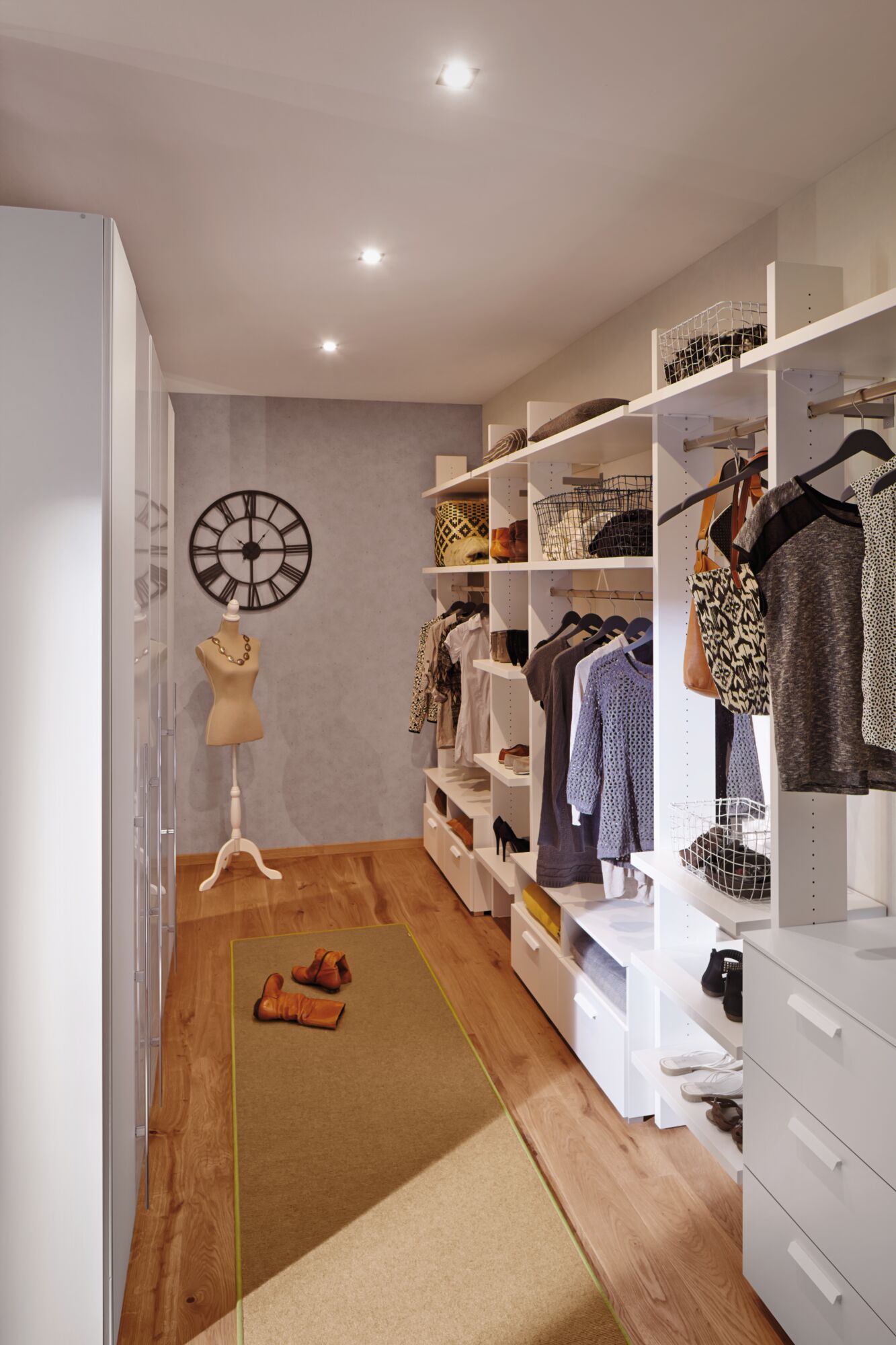 Moderner begehbarer Kleiderschrank mit weißen Regalen, Holzboden und warmem LED-Deckenlicht