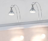 Twee zilveren LED-spotlights met gebogen chromen armen voor wandmontage, moderne verlichtingsoplossing