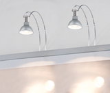 Zwei silberne LED-Spots mit gebogenem Chrombügel zur Wandmontage, moderne Beleuchtungslösung