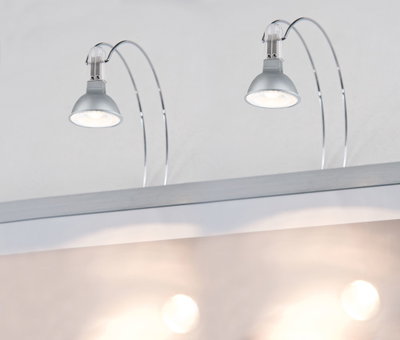Zwei silberne LED-Spots mit gebogenem Chrombügel zur Wandmontage, moderne Beleuchtungslösung