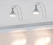 Twee zilveren LED-spotlights met gebogen chromen armen voor wandmontage, moderne verlichtingsoplossing