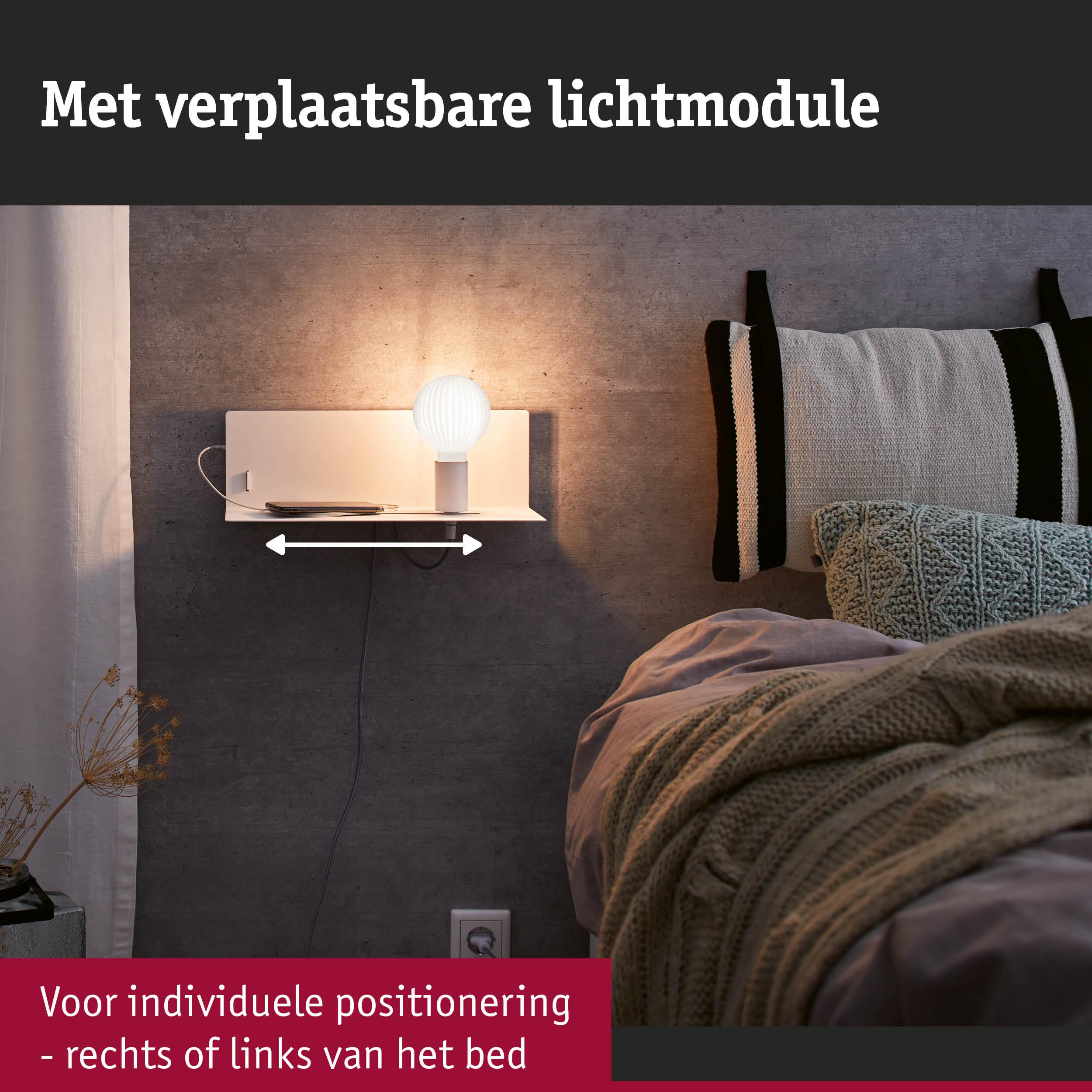Wit wandplankje met verplaatsbare lichtmodule en warm LED-licht naast bed met gebreide deken