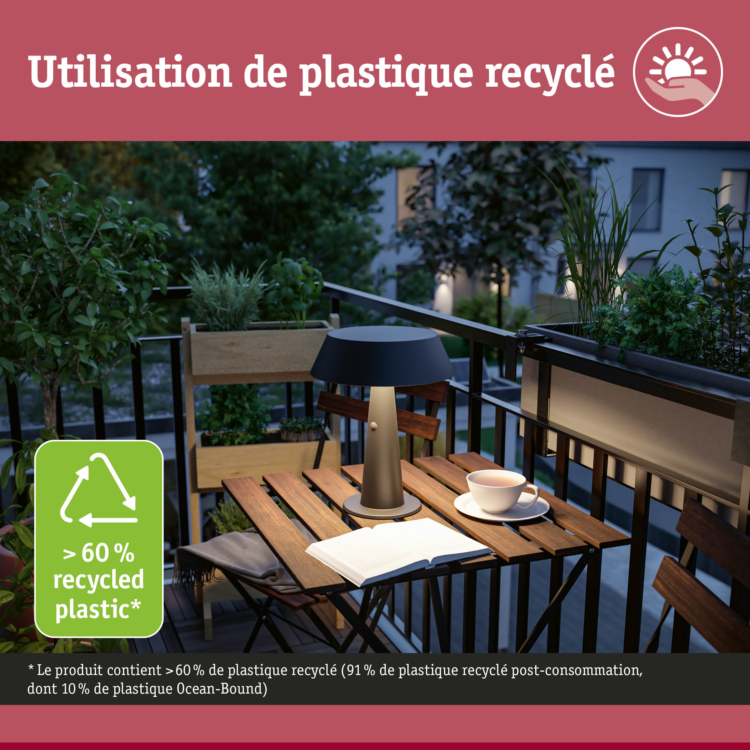 Balcon moderne avec lampe fabriquée à partir de plus de 60% de plastique recyclé sur table en bois