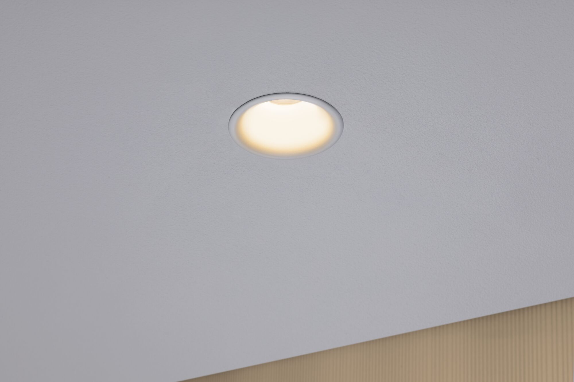Spot LED encastré rond avec lumière blanc chaud dans plafond blanc pour éclairage intérieur moderne
