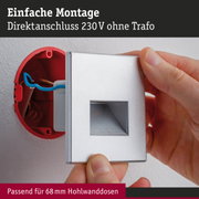Montage eines silbernen Steckdosenrahmens mit Direktanschluss 230 V in roter Hohlwanddose