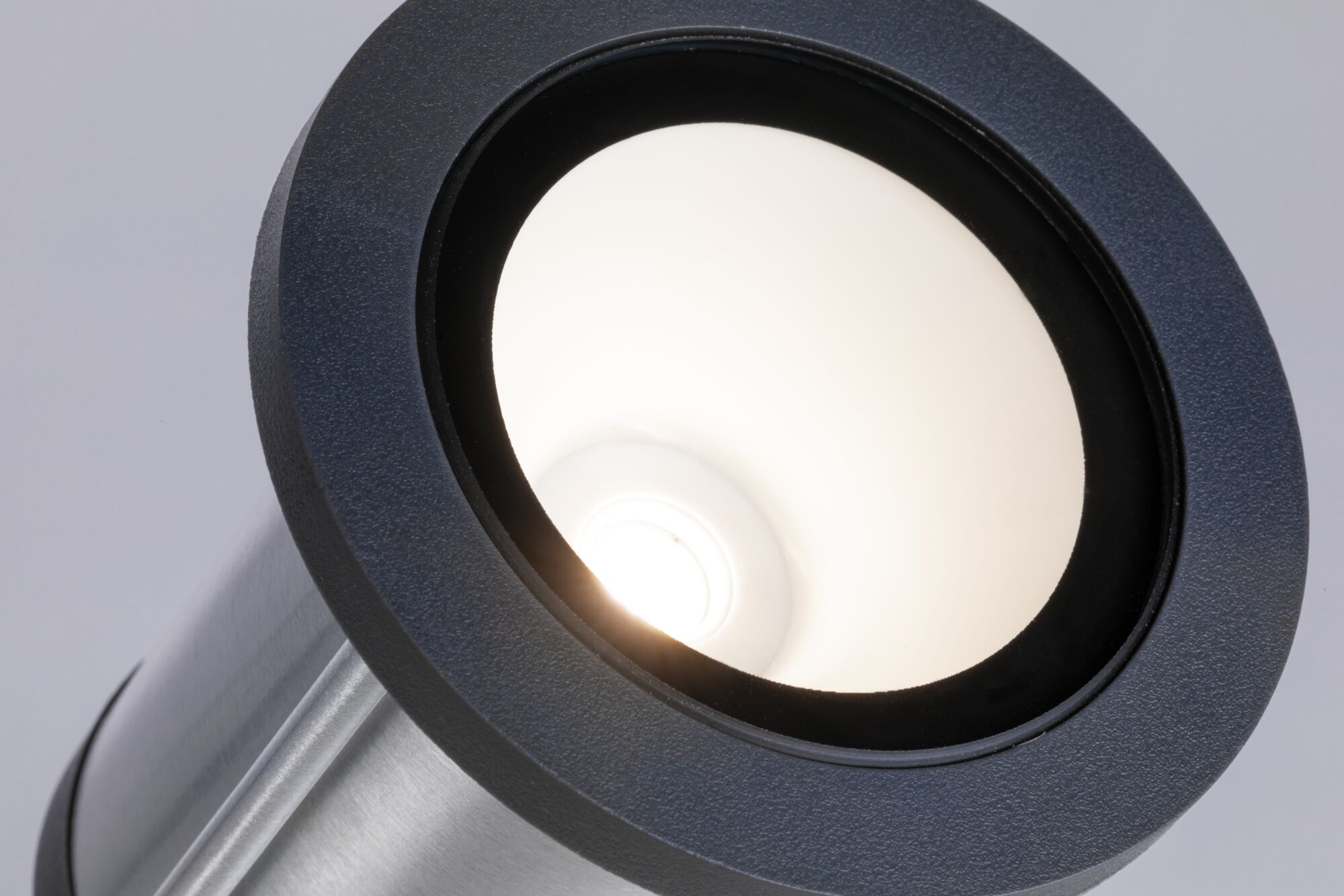 Moderner LED-Außenspot aus gebürstetem Aluminium mit schwarzem Rand für Gartenbeleuchtung