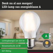 Energiezuinige LED-lamp met warm wit licht en ultra efficiëntie tegen bosachtergrond