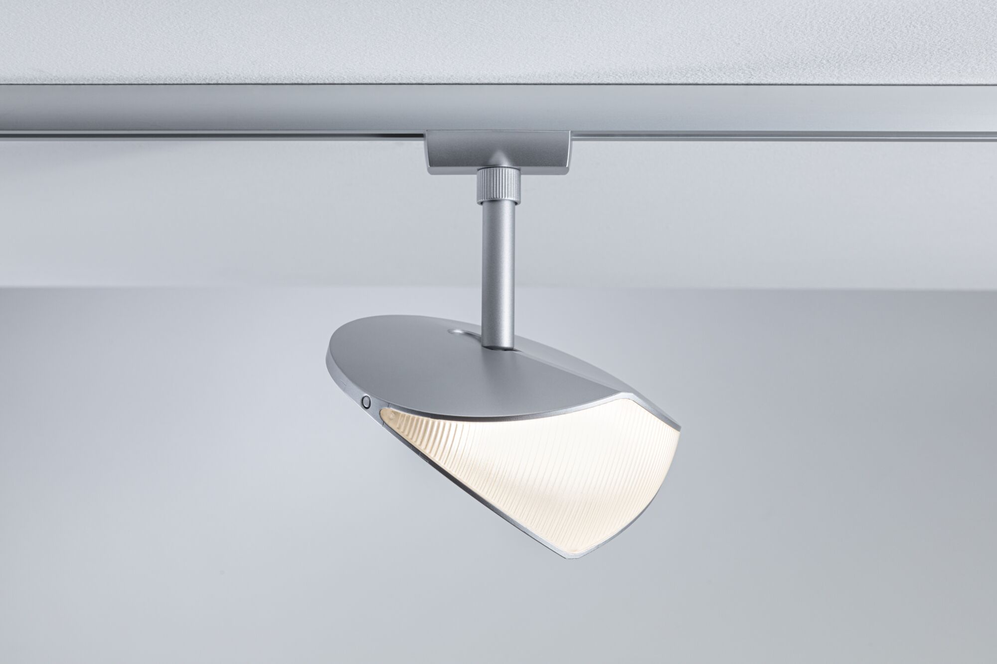 Moderner silberner LED-Schienenstrahler aus Metall mit weißem Licht für flexible Raumbeleuchtung