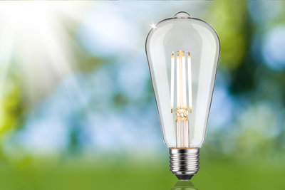 Klassisk LED-pære med klart glas og varmt hvidt lys til energieffektiv belysning
