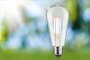 Klassische LED-Glühbirne mit transparentem Glas und warmweißem Licht für energiesparende Beleuchtung
