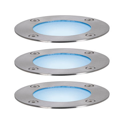 Drei runde LED-Bodeneinbauleuchten aus gebürstetem Edelstahl mit blauem Licht für Außenbereiche