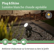 Projecteur extérieur noir avec lumière blanc chaud sur gravier et dalles pour éclairage jardin