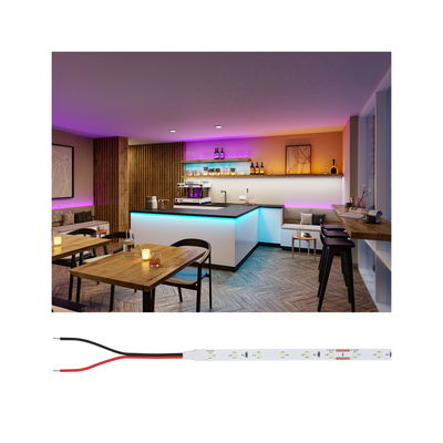 Îlot de cuisine moderne avec éclairage LED bleu et violet, tons bois et blanc, espaces repas confortables avec chaises en bois