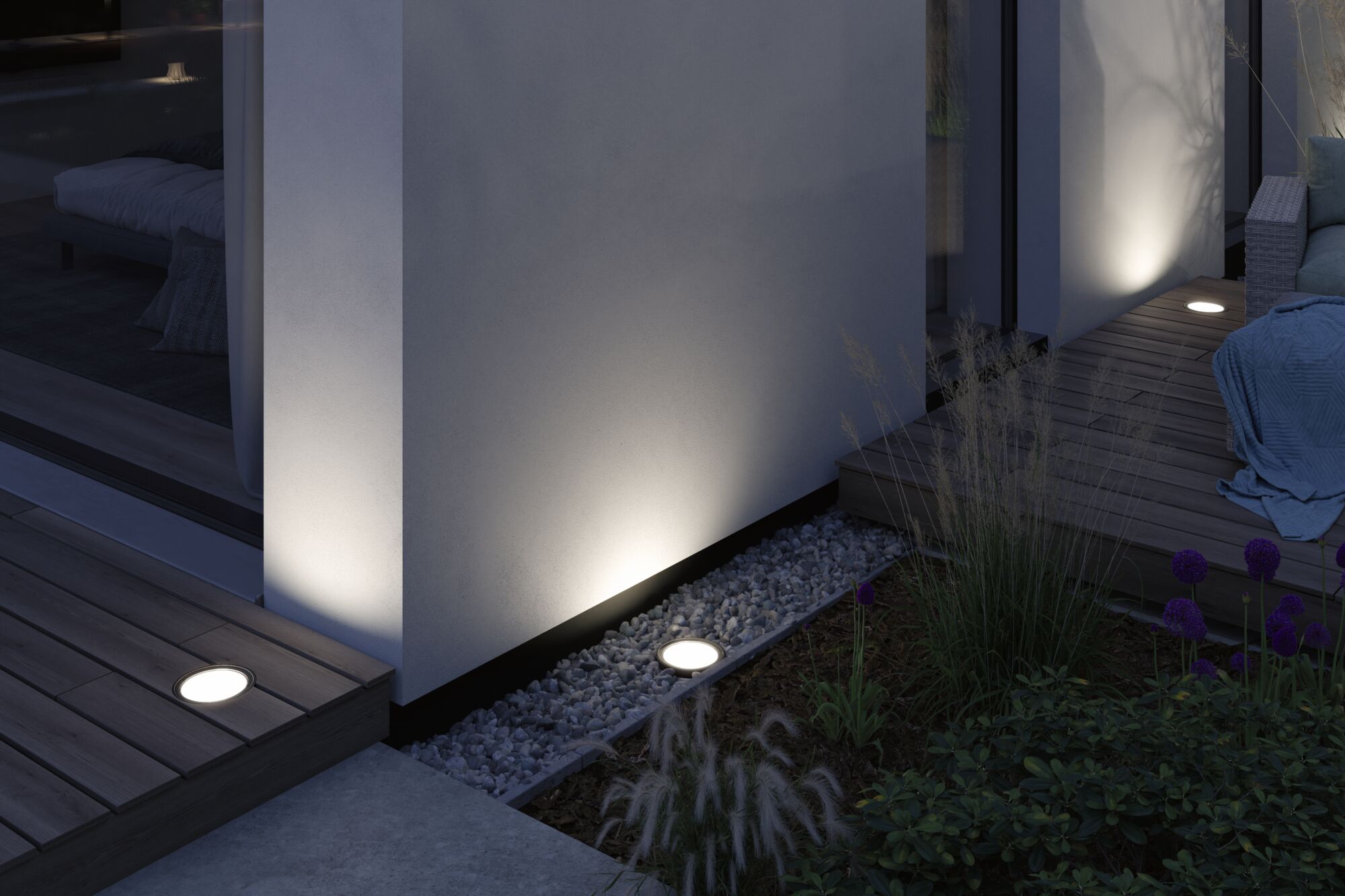 Moderne weiße LED-Bodeneinbauleuchten aus Aluminium beleuchten Terrasse und Gartenweg bei Nacht