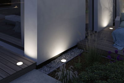Moderne witte LED-inbouwvloerlampen van aluminium verlichten terras en tuinpad 's nachts