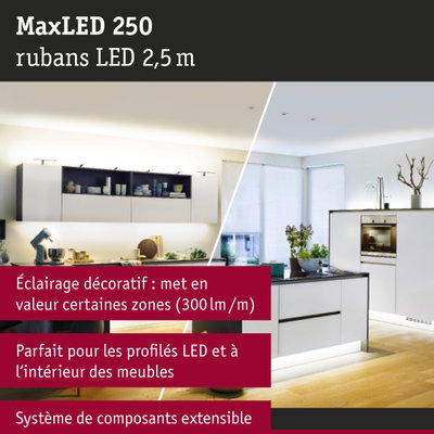 Bande LED MaxLED 250 de 2,5 m dans cuisine moderne avec meubles blancs et sol en bois