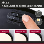 Vinger bedient zwarte schakelaar met sensor- en White Select-functie voor LED-lamp met instelbare kleurtemperatuur