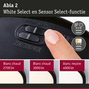 Vinger bedient zwarte schakelaar met sensor- en White Select-functie voor LED-lamp met instelbare kleurtemperatuur