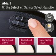 Vinger bedient zwarte schakelaar met sensor- en White Select-functie voor LED-lamp met instelbare kleurtemperatuur