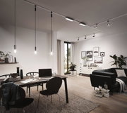 Nowoczesny salon z czarnymi lampami wiszącymi i białymi kinkietami sufitowymi, eleganckie oświetlenie wnętrza