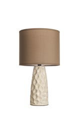 Tafellamp met crèmekleurige, facetten keramische voet en bruine stoffen kap voor woonruimtes