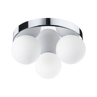 Loftlampe med tre hvide glasglobuser og krommet metalring til moderne belysning
