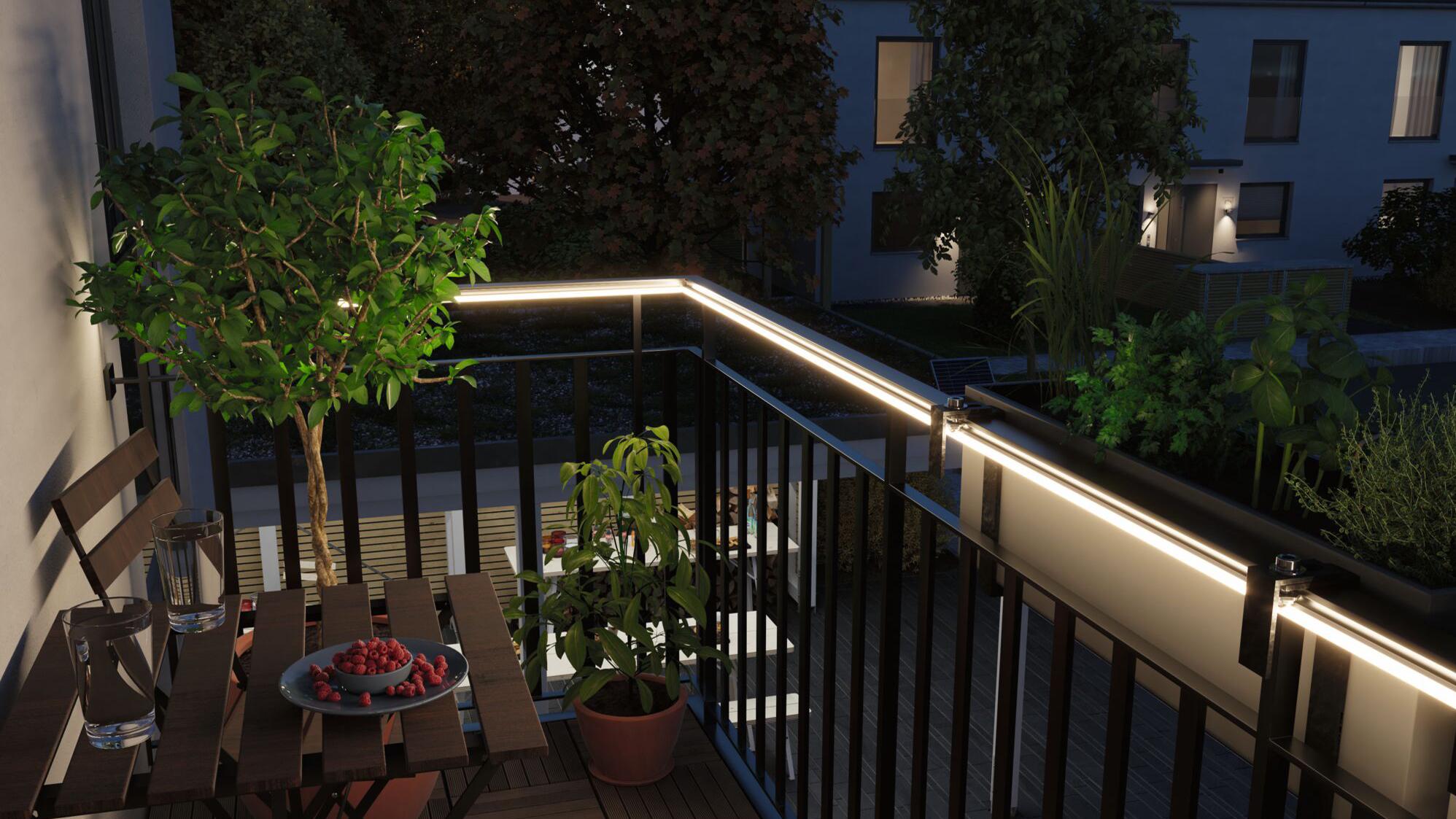 LED-Außenbeleuchtung mit warmweißem Licht an schwarzem Balkon-Geländer für stimmungsvolle Terrasse.