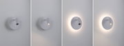 Vier Ansichten einer weißen LED-Wandleuchte aus Metall mit einstellbarem Spotlicht und indirekter Beleuchtung