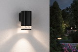 Schwarze Außenwandleuchte aus Metall mit warmweißem Licht für Garten und Terrasse.
