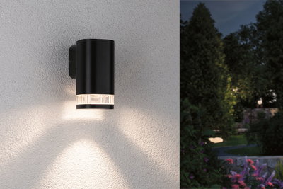 Schwarze Außenwandleuchte aus Metall mit warmweißem Licht für Garten und Terrasse.