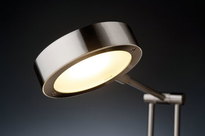 Lampe de bureau LED moderne en acier inoxydable brossé avec lumière blanc chaud pour bureau et maison