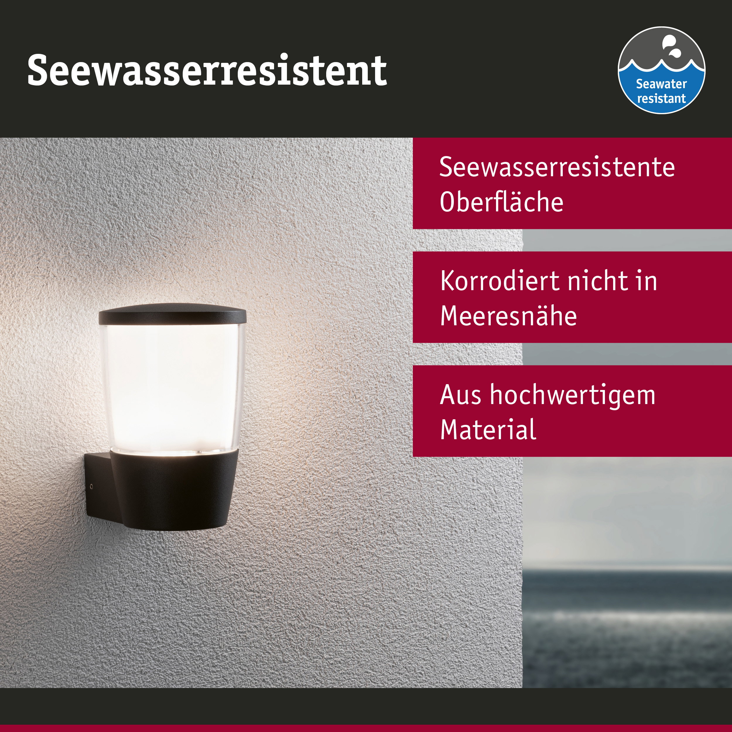 Schwarze Außenwandleuchte mit seewasserresistenter Oberfläche an weißer Wand mit Meerblick