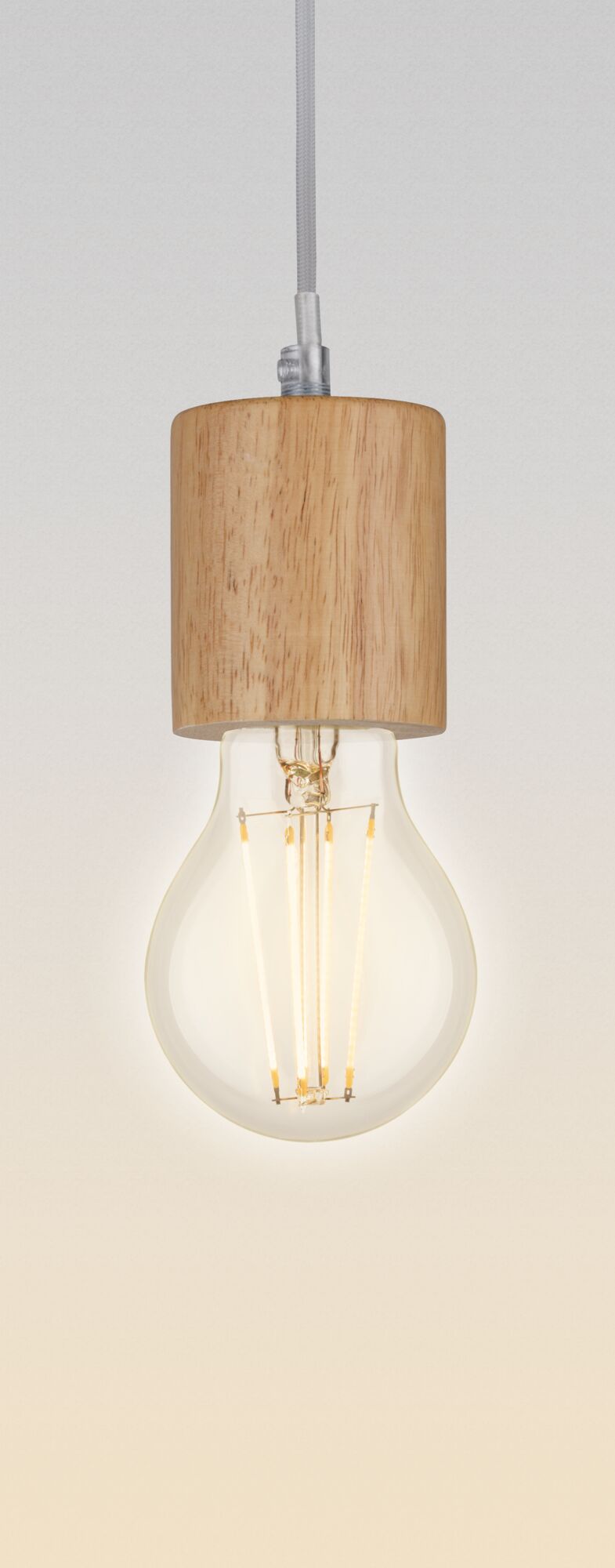 Hängelampe mit hellem Holzschirm und warmweißem LED-Leuchtmittel für nachhaltige Wohnraumbeleuchtung