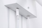 Nahaufnahme eines weißen Kabelanschlusses an einer weißen Metallhalterung für LED-Beleuchtung