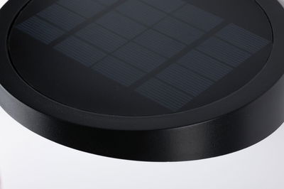 Schwarzes rundes Solarpanel mit strukturierter Oberfläche aus robustem Material für nachhaltige Energie.