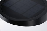Schwarzes rundes Solarpanel mit strukturierter Oberfläche aus robustem Material für nachhaltige Energie.